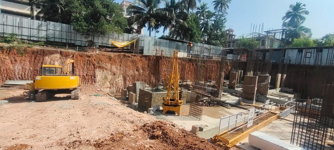 Steel column in the ground is placed in the foundation.