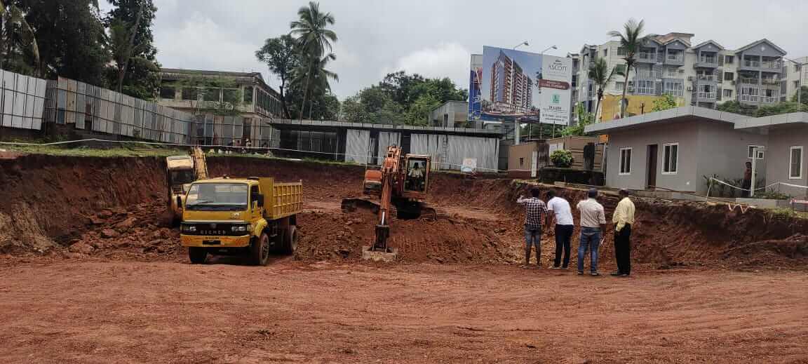 A site manager is overlooking the excavation.