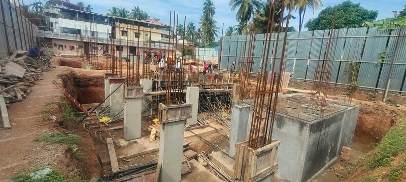 Steel columns were erected to build the structure of the building.