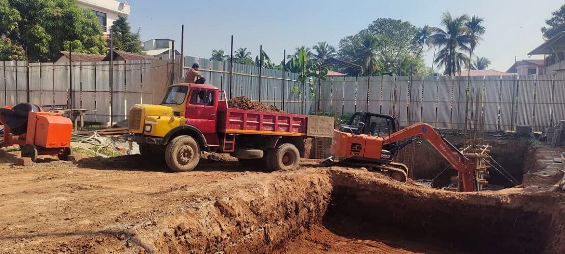 The truck is filled with mud using the Excavator.