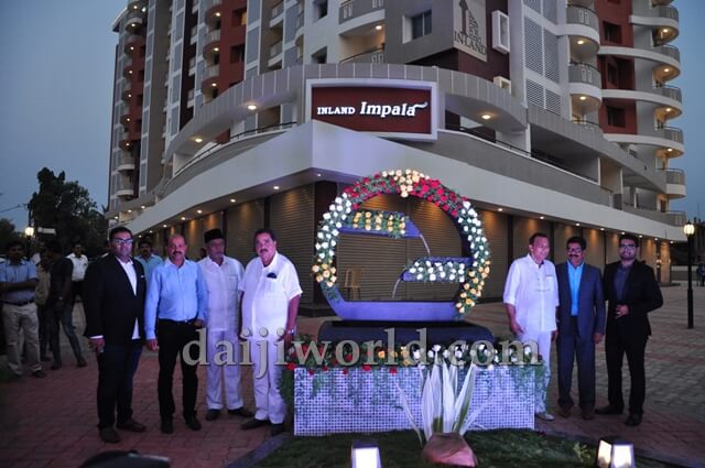 A beautiful decoration is placed at the entrance where all the guests are taking a picture with the building in view.